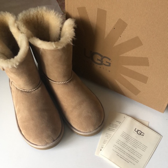 UGG Bailey Button Short Boots (Size: Big Kids 5) - Picture 13 of 17
